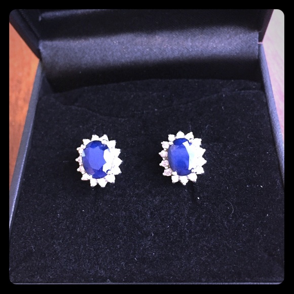 Jewelry - Beautiful 14k sapphire and diamond earrings ❤️❤️❤️